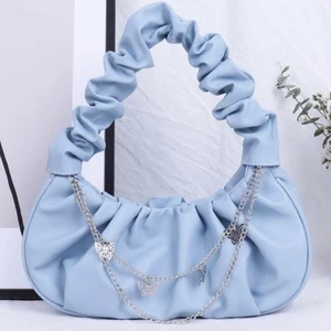 Väska  - Väska med kedja och fjärilar 🦋 supersöt i babyblue. Kommer inte till användning och säljer för 25kr. Ska den skickad med post så står du sj för frakten 🤍
