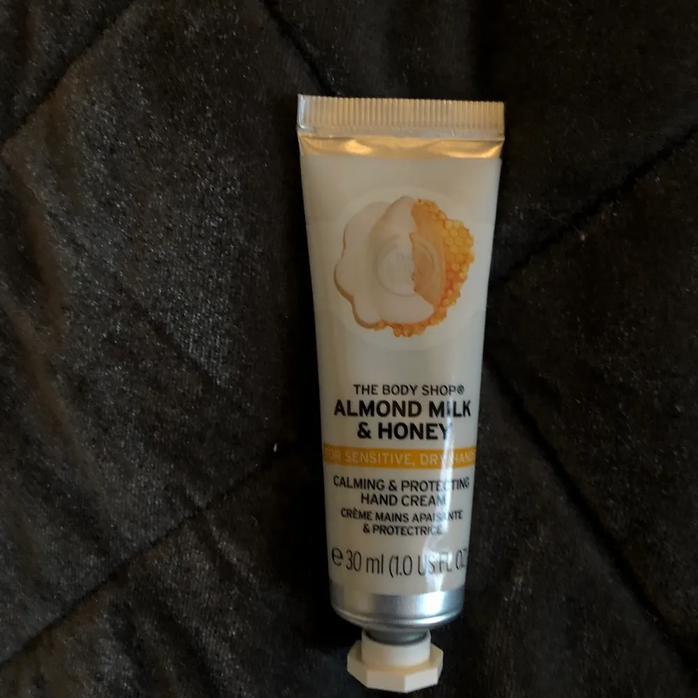 Hand kräm från the body shop! Helt oanvänd! Men doft av ” almond milk and honey ” <3. Accessoarer.