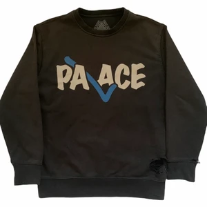 PALACE  - svart palace tröja.  väldigt använd med stort hål och flera små hål 