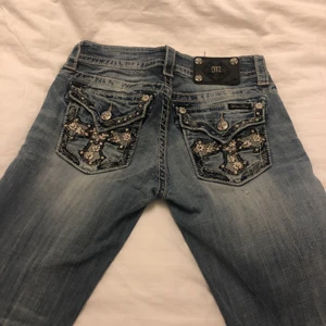 Miss Me jeans storlek 26 - Begagnade Miss Me jeans med bling. Storlek 26 och säljer pga att de är för stora för mig i midian. Men de passar på längden (jag är 157cm lång).  MIDJEMÅTT: 69. Ytterbenslängd: 97. Innerbenslängd: 78. Köparen betalar för frakten. Kan även hämtas i Göteborg. Är det fler som är intresserade så startar jag en budgivning.❤️ får lägga ut igen pågrund av oseriös köpare (lagt bud är lagt)