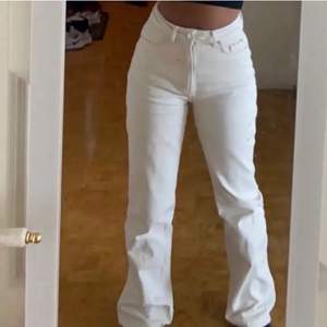 Säljer dessa assnygga vita jeans! Köpta på plick men passade tyvärr inte mig så säljer vidare, bilderna är lånade. Kan frakta eller mötas upp i stockholm. Tveka inte att skriva vid frågor💕