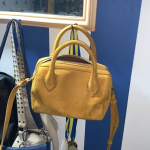 parfois väska  - Väldigt bra skick, knappt använd. Säljer för att den inte kommer till användning. Mycket bra kvalitet. Säg bara till om du vill ha mer bilder:) 