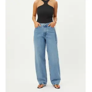 Säljer dessa weekday jeans som är i modellen rail och är i väldigt bra skick! (Färgen på byxorna är den som visas på tredje bilden och är inte samma som på den första)