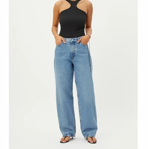 Weekday rail jeans - Säljer dessa weekday jeans som är i modellen rail och är i väldigt bra skick! (Färgen på byxorna är den som visas på tredje bilden och är inte samma som på den första)