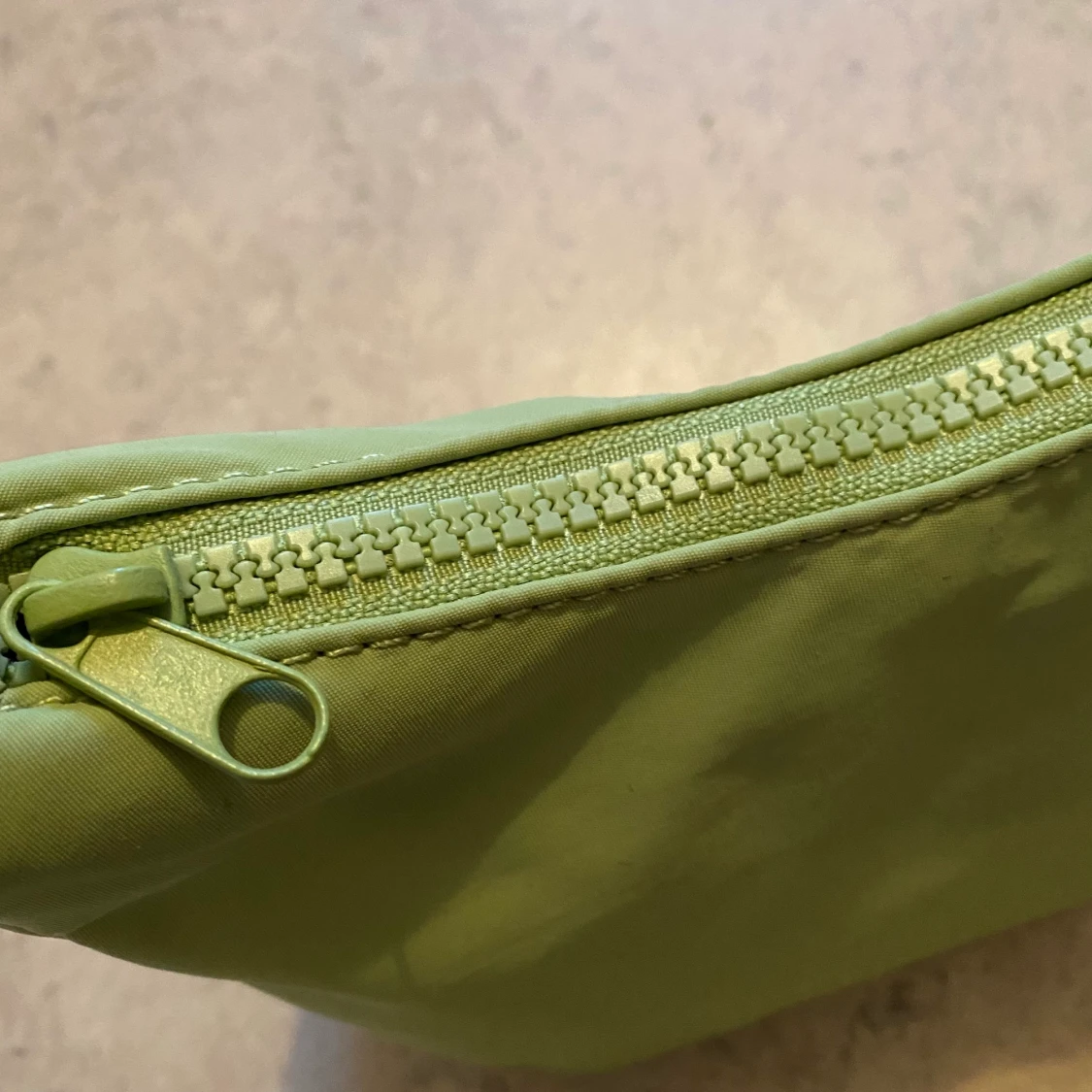 Axelremsväska från Gina Tricot  - 91