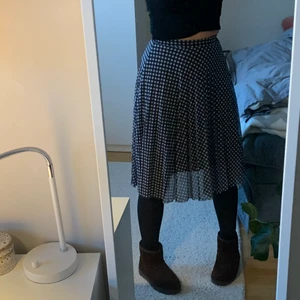 Rutig lång kjol - Gullig långkjol i rutigt mönster från Bershka! Passar perfekt till strumpbyxor och stickad tröja nu i vinter❄️ Passar bra för S och M:) Kontakta mig för mer info eller vid intresse!!