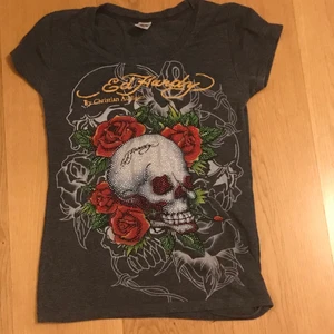 Ed Hardy tröja👌👌 - En skit snygg ed Hardy tröja som jag har köpt här på plick!! Säljer då den inte kommer till användning🙏🙏