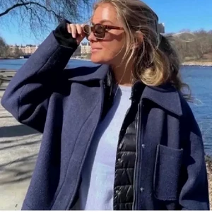 Kort kappa nakd marinblå - Snygg slutsåld kappa ifrån Nakd💕💕