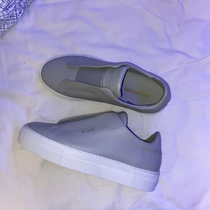 Axel arigato  - Axel arigato skor, ”Clean 360 Laceless” i färgen grå, hittar inte skorna på hemsidan så jag antar att de är slutsålda I denna färg💗 nypris 1850kr 