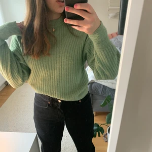 Stickad grön tröja - Gullig grön stickad tröja köpt på H&M! I storlek S men passar de flesta! Skönt material som är både stretchigt och ej sticks! Passar perfekt nu i vinter till jeans i alla färger! Kontakta för mer info eller om du är intresserad!! ❤️