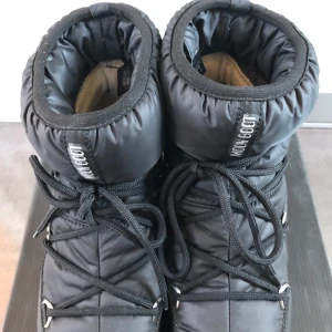 Moon Boots  - Svarta i stl 38, anv ett par ggr, som nya!❤️Köpta för 2200:- på Jackie.