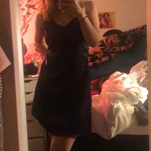 Klänning  - Mörkblå klänning i siden-aktigt material. Skriv för fler bilder eller frågor💕