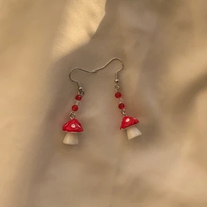 Svamp örhängen 🍄 - Jättefina svamp örhängen! Dessa är så otroligt söta. Finns i nickelfria krokar. Frakt tillkommer på 13kr ❤️🍄