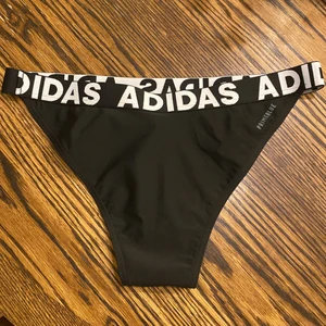 42 - Hej! Jag vill sälja en helt ny Adidas bikini trosa för att det inte passade mig. Storlek 42, men kan även passa tjejer med storlek S. Köpte den för 200kr (50% rea) men jag säljer den för 150kr. 