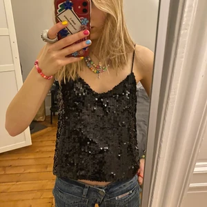 Party topp - Bra skcik, inga fel används bara inte längre. Köpare står för frakt.