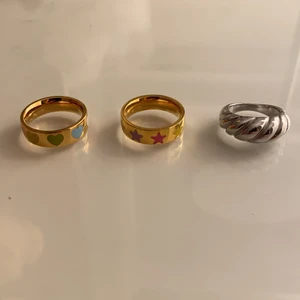 Ringar  - Superfina ringar alla är rostfria så de tappar ej färg❤️❤️ Silvriga: 30kr Guldiga: 50kr/st