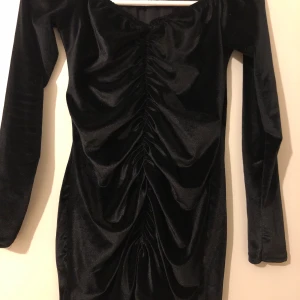 Klänning  - Säljer denna klänning pga för liten på mig har aldrig använts. Hör av er vid intresse😊