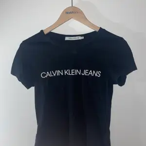 En super fin Calvin Klein tröja som jag säljer eftersom det är inte min stil längre, Andvänd ett antal gånger men inte blivit andvänd på ett tag. För mer information och bilder kom privat 💕