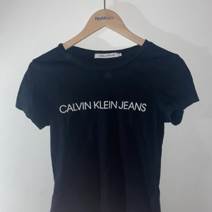 Calvin Klein svart tröja  - En super fin Calvin Klein tröja som jag säljer eftersom det är inte min stil längre, Andvänd ett antal gånger men inte blivit andvänd på ett tag. För mer information och bilder kom privat 💕