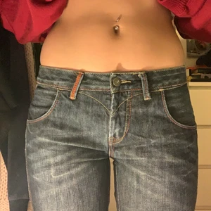 Coola bootcut jeans - Ascoola bootcut jeans som har jättefin passform med coolt tryck där back💋❤️‍🔥 Säljer då de inte kommer till användning