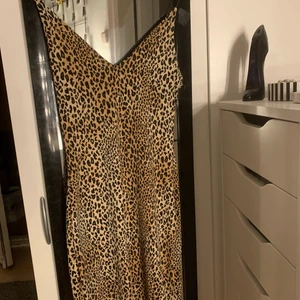Leopard klänning - Tajt stretchig klänning som sitter jätte fint och skönt på! Från HM, använt 2 gånger 