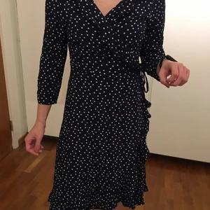 KLÄNNING I NYSKICK - En blåprickig wrapdress som är så gott som ny. Storleken är M och köpt för 500kr från början.❤️