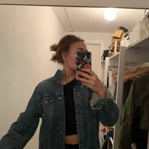 Jeansjacka - Jeansjacka från hm i bra skick! Knappt använd, sitter lite oversized. Passar xs-m. Frakten ingår i priset.