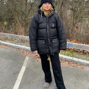 Fjällräven jacka - Fjällräven jacka. Unisex stl S. Jag är 178 cm och brukar ha M. Bud från 3000kr. OBS har två annonser med två olika fjällräven jackor. 