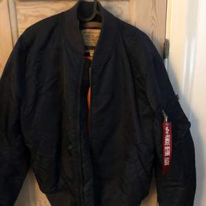 En varm bomberjacka från märket Alpha Industries. Storlek: Large men passar M också. Nypris: 2199kr