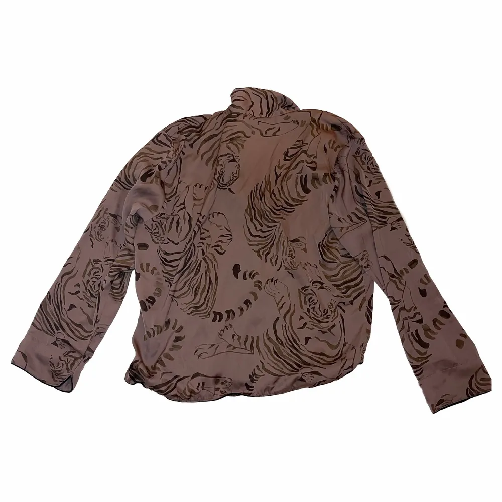 Mönstrad skjorta från hm i väldigt mjukt material och rosa färg med tryck på😍💓. Blusar.