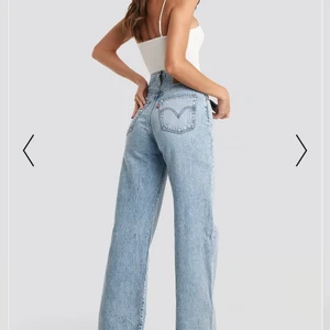 Levis Ribcage Wide Leg Jeans - Köpta här på Plick men satt inte riktigt som jag hade hoppats på! Köparen står för frakten🤎 skriv vid intresse