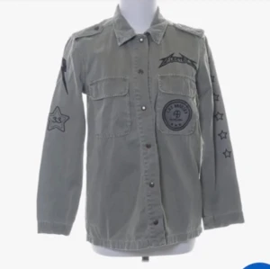 Anine bing X Gina Tricot  - Hej! Söker en Anine Bing X Gina tricot Skjort/Jacka i storlek xs-s. Hör gärna av om ni äger en och vill sälja den. Vid försäljning kan vi komma överens om ett passande pris.