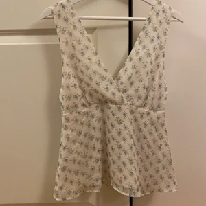 Söt blus från mango - Finaste toppen från mango som har sånt fint mönster, tyvärr kommer den inte till användning längre. Skulle säga att den passar S bäst även om de är storlek xs. Skriv för frågor