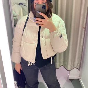 Pufferjacket S - Säljer min beiga pufferjacket från bershka då jag köpt en annan, köpt för ca 1,5 månad sen så den är i nyskick. Strl S nypris 399 
