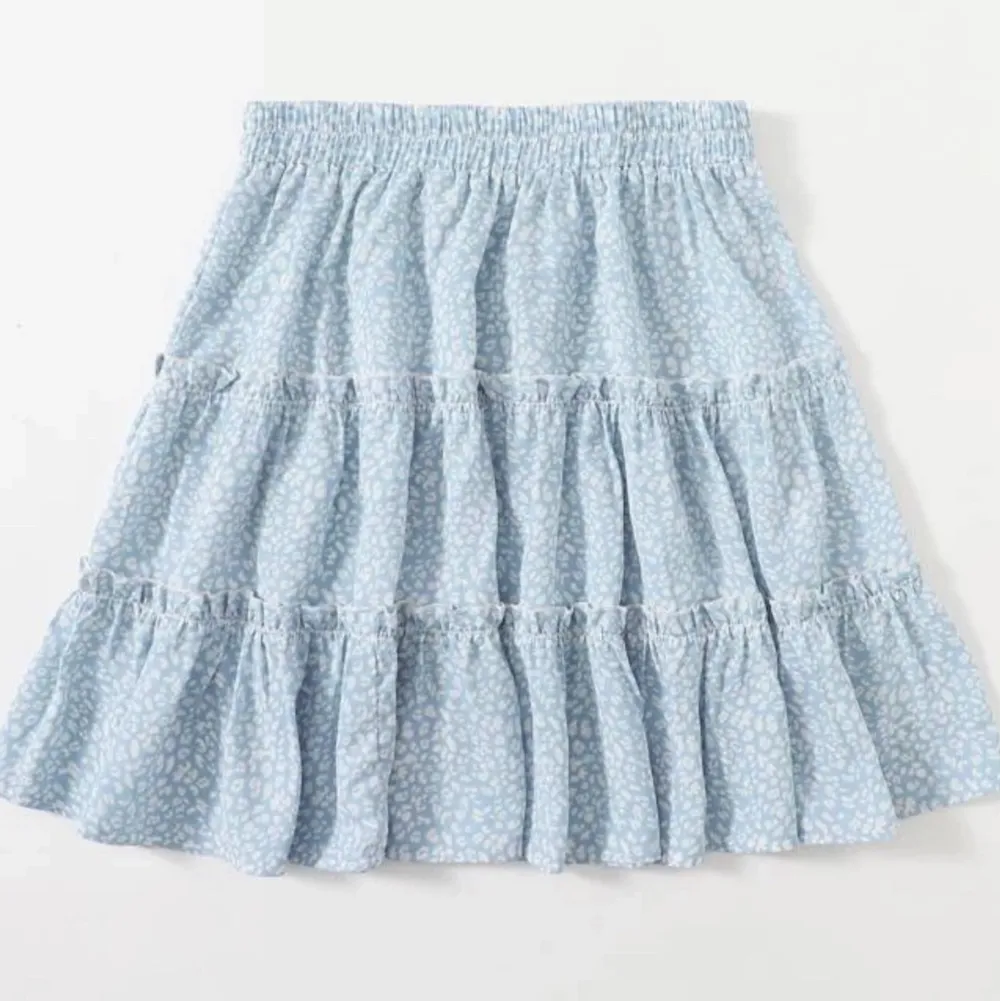 En superfin kjol från shein. Använd endast en gång!💙💙 köparen står för frakten!!. Kjolar.