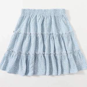 En superfin kjol från shein. Använd endast en gång!💙💙 köparen står för frakten!!
