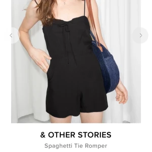 & Other Stories, jumpsuit svart  (NY!) - En helt ny byxdress från & Other Stories med lapp kvar från inköp. Den har fina detaljer med en rosett i fram.   OBS: Det står att den är i storlek 42 men jag som vanligtvis är 40 skulle säga att den snarare är strl. 38-40.  Nypris: 790:-