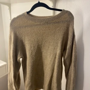 Brun tröja  - Brun mysig tröja från H&M. I använt skick. Storlek XS. Pris: 50kr plus frakt 62kr❤️❤️