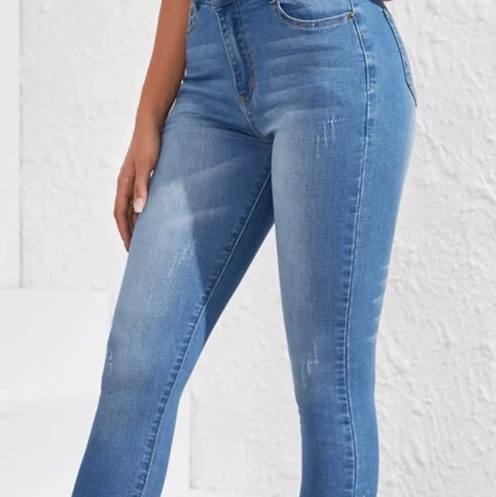 Säljer dessa jeans pga för stor för mig har aldrig använt är i väldigt god skick pris kan diskuteras vid snabbaffär. Hör av er vid intresse☺️. Jeans & Byxor.