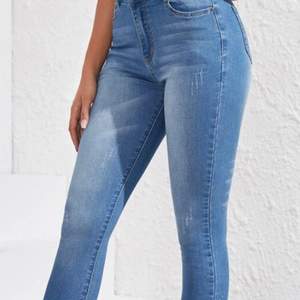 Säljer dessa jeans pga för stor för mig har aldrig använt är i väldigt god skick pris kan diskuteras vid snabbaffär. Hör av er vid intresse☺️