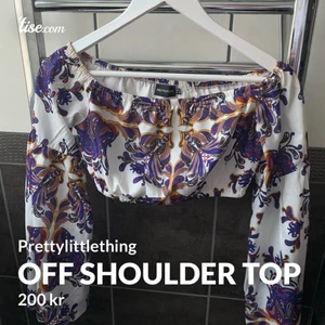 Off shoulder top  - Vacker off-shoulder tröja från Prettylittlething  i storlek 38. Använd fåtal gånger 