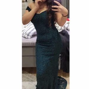 Bröllopsklänning  - Mörkgrön spets klänning för fester. Jätte bekväm, fin och stretchig. Inga slitage eller liknande. Använd endast under en kväll. 500kr 