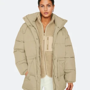 Holly täckjacka med dragsko - In princip ny skick köpt i år, använd några fåtal gånger nu i höst. Säljer pga att jag inte använder den längre. Inget fel på den. Storlek xs men passar lika väl xs-m. Supervarm och bekväm!