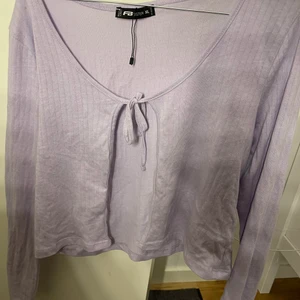 Tröja - Lila sommartröja från New york. Tröjan är i storlek XL armen passar L/M. Säljes för 50kr