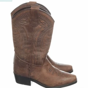 Cowboy boots - Asballa skor, köpta på selpy för 310 kr. Väldigt fint skick! Säljer pga lite för små, säljer för 290, frakt är inkluderad 