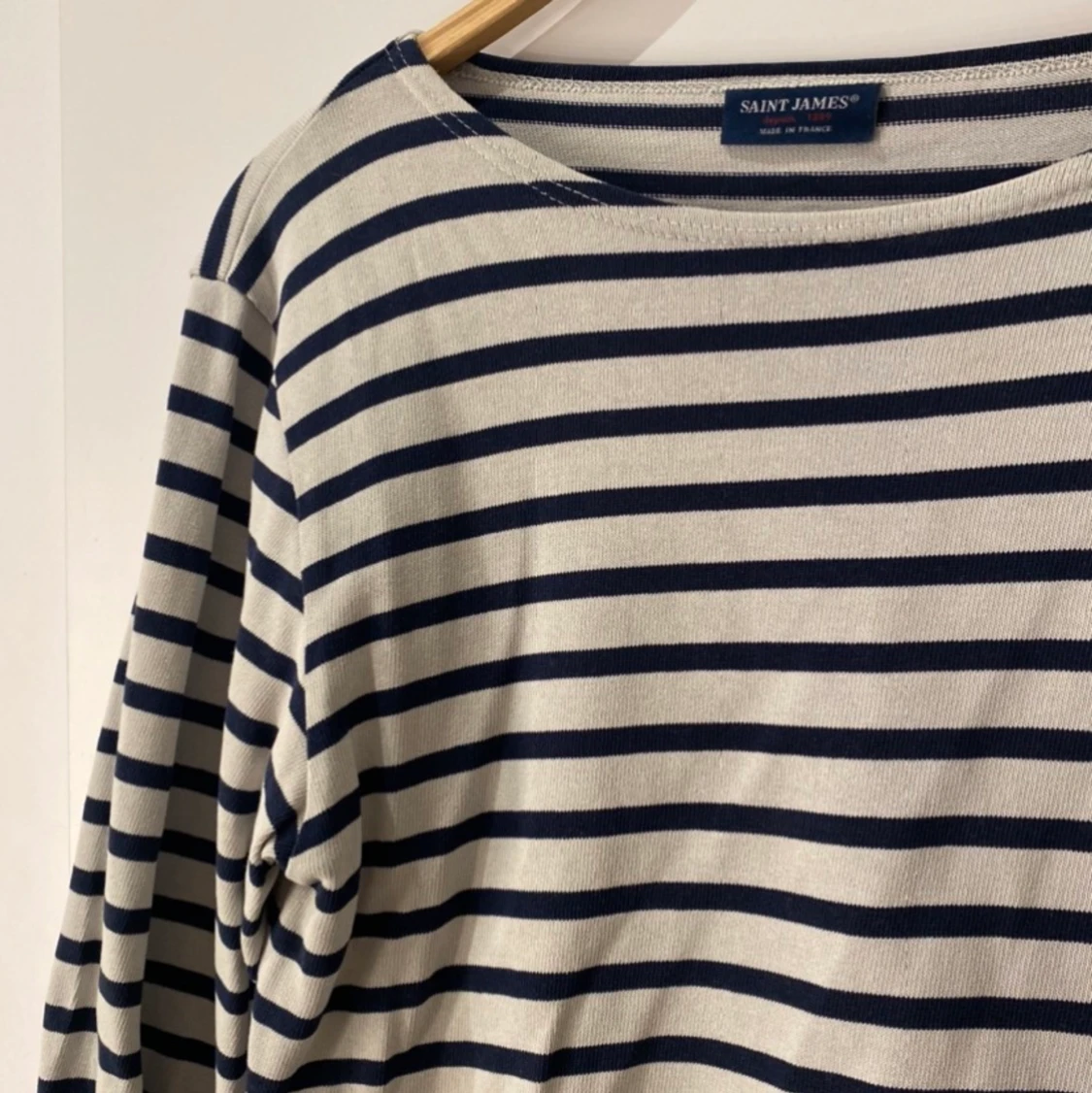 vit/grå och blå randig tröja - 90