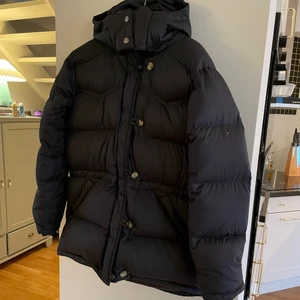 Boomerang jacka - Så fin vinterjacka från boomerang i äkta dun, väääldigt varm och passar så bra när det är riktigt kallt. Säljer pga att jag har flera vinterjackor. Den är svart, i storlek XS. Första bilden är lånad men de andra är mina, sista visar hur den sitter på mig (jag bär vanligtvis XS/34) ❤️ skriv vid frågor eller för fler bilder