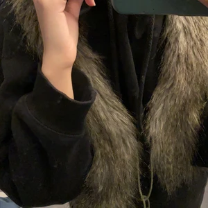 Pälsväst - Västen är i mycket bra skick. Storlek: xs/s. Kom gärna med bud. Kan kolla upp fraktkostnaden vid behov.