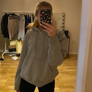 Grå hoodie - Supermysig och skön grå hoodie från weekday, stolen S men väldigt oversize jag har vanligtvis en vanlig S