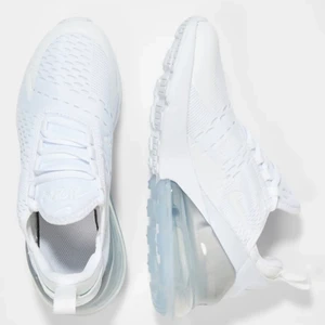 Nike 270 - Nike 270 knappt använda ni ser bilderna dom e lite smutsiga går säkert att tvätta bort. Säljer för jag inte gillar vita skor. Dom har inte punka. Köpare står för frakten😊💗